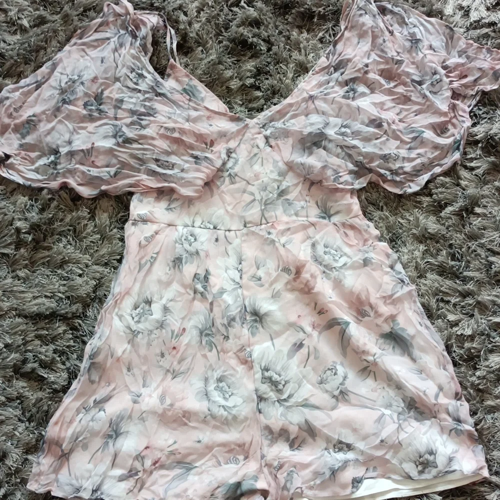 ✨Forever New floral romper - Picture 3 of 8